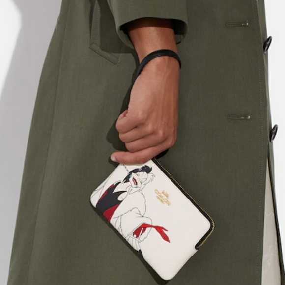 NWT Disney x Coach collab. Corner Zip Villians Cruella Motif Wristlet - Picture 4 of 10